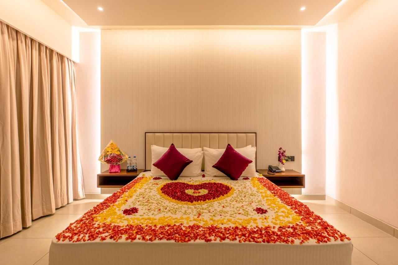 Hotel M Pro Palace Mysore - 12 Minutes To Mysore Palace Eksteriør billede