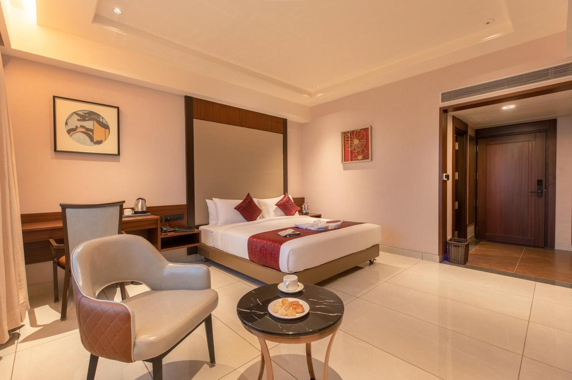 Hotel M Pro Palace Mysore - 12 Minutes To Mysore Palace Eksteriør billede