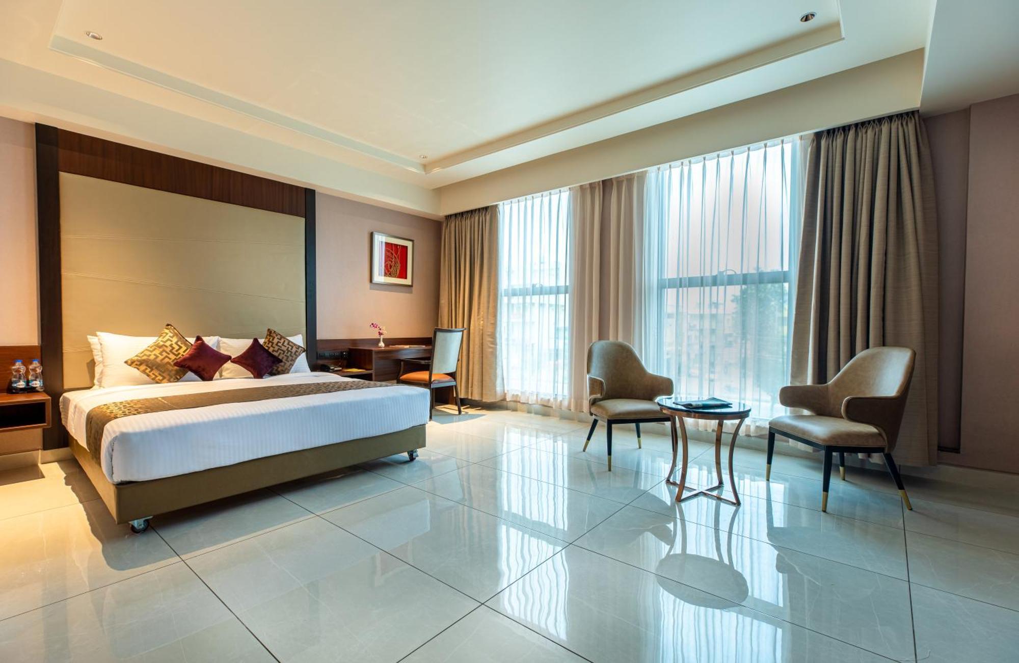 Hotel M Pro Palace Mysore - 12 Minutes To Mysore Palace Eksteriør billede