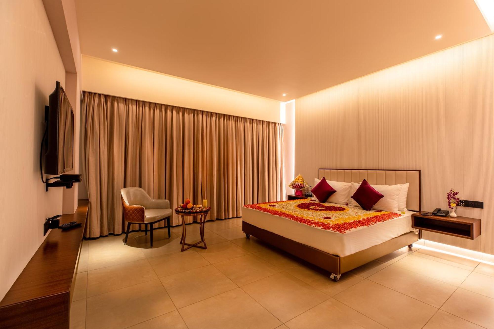 Hotel M Pro Palace Mysore - 12 Minutes To Mysore Palace Eksteriør billede